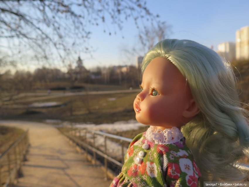 Паола Рейна Лиу с мятными волосами (фото 8)