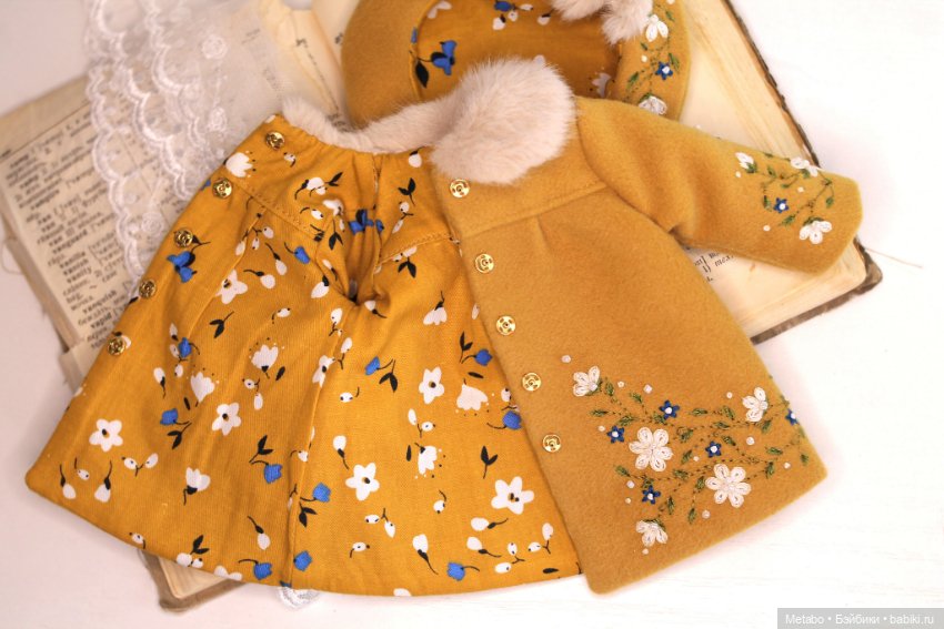 Пальто с вышивкой для кукол. Сочный зеленый и спокойный горчичный