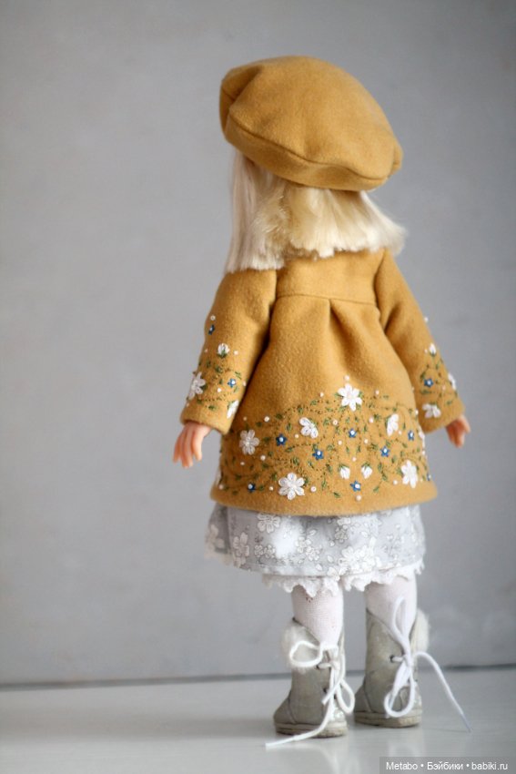 Пальто с вышивкой для кукол. Сочный зеленый и спокойный горчичный (фото 7)