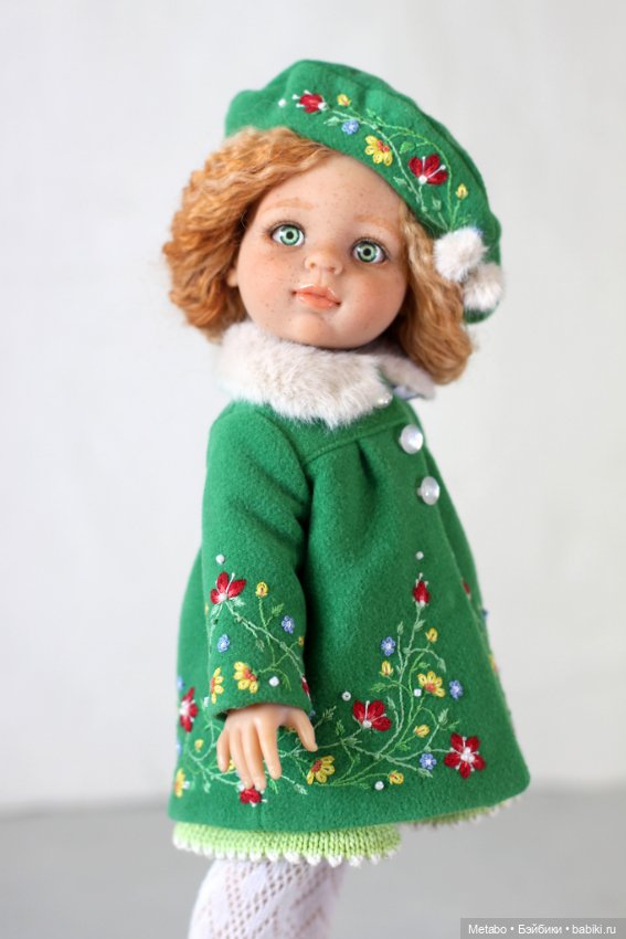 Пальто с вышивкой для кукол. Сочный зеленый и спокойный горчичный