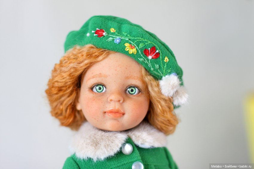 Пальто с вышивкой для кукол. Сочный зеленый и спокойный горчичный