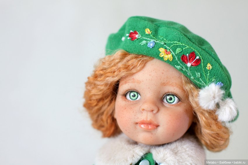 Пальто с вышивкой для кукол. Сочный зеленый и спокойный горчичный