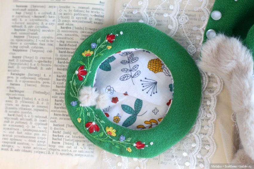 Пальто с вышивкой для кукол. Сочный зеленый и спокойный горчичный