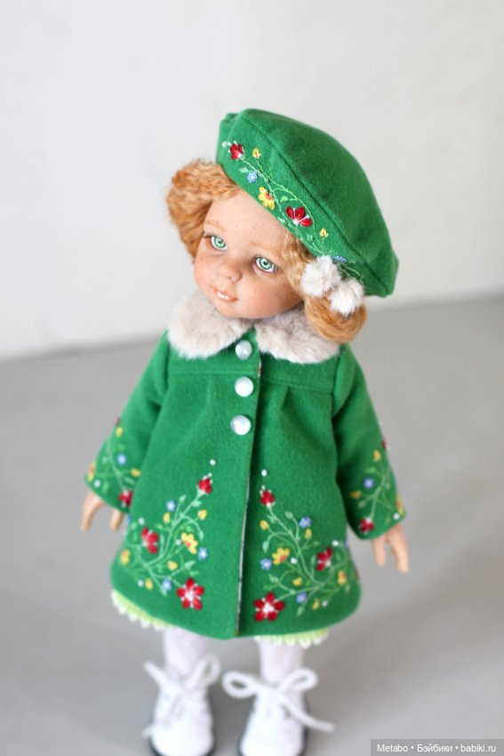 Пальто с вышивкой для кукол. Сочный зеленый и спокойный горчичный