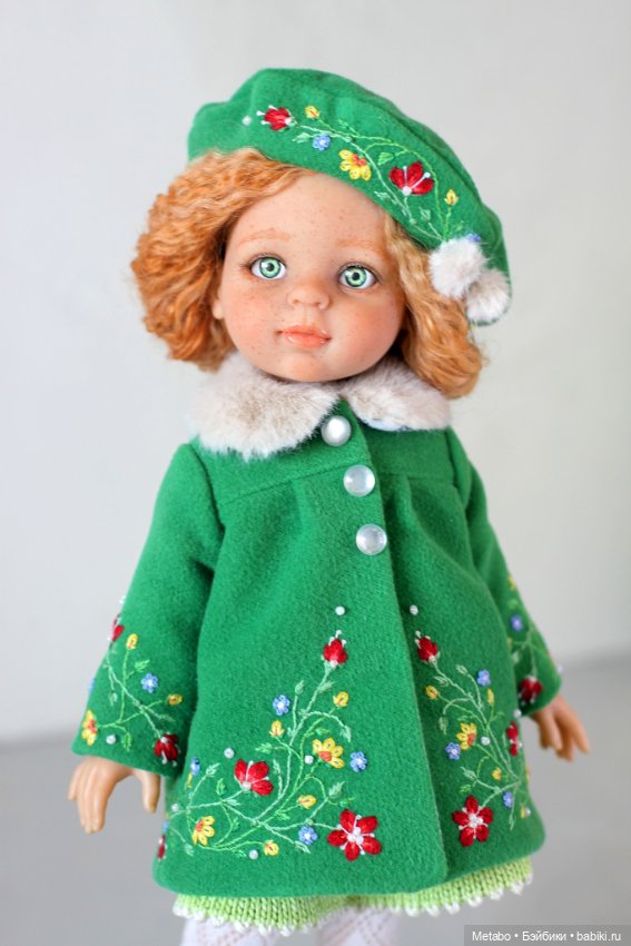 Пальто с вышивкой для кукол. Сочный зеленый и спокойный горчичный