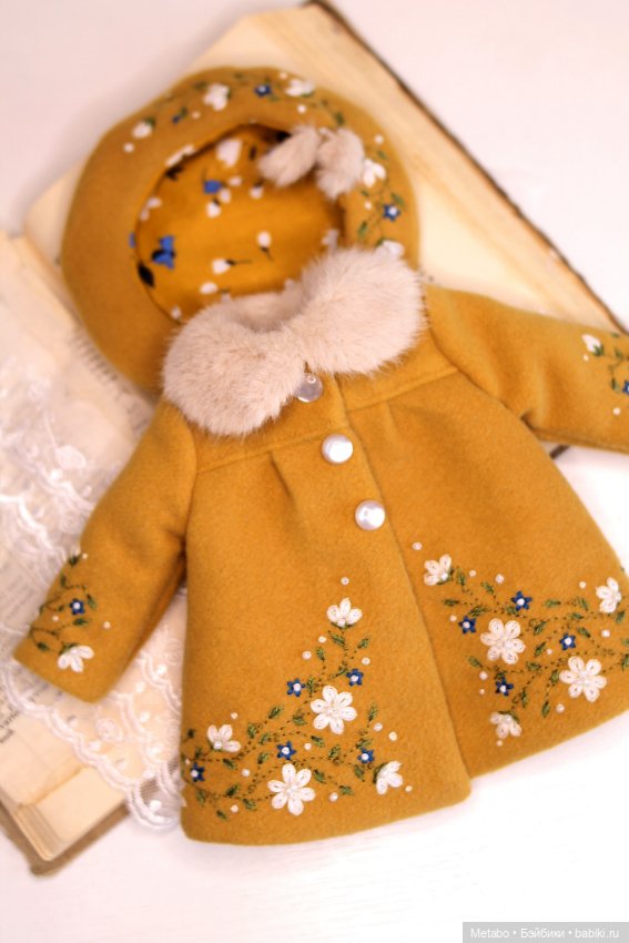 Пальто с вышивкой для кукол. Сочный зеленый и спокойный горчичный