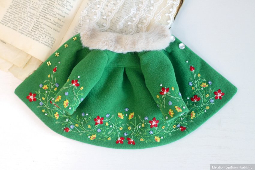 Пальто с вышивкой для кукол. Сочный зеленый и спокойный горчичный