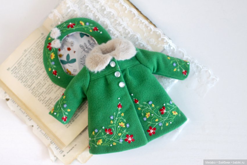 Пальто с вышивкой для кукол. Сочный зеленый и спокойный горчичный