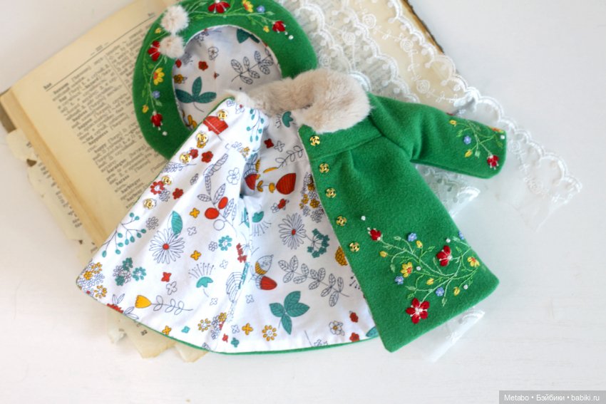 Пальто с вышивкой для кукол. Сочный зеленый и спокойный горчичный