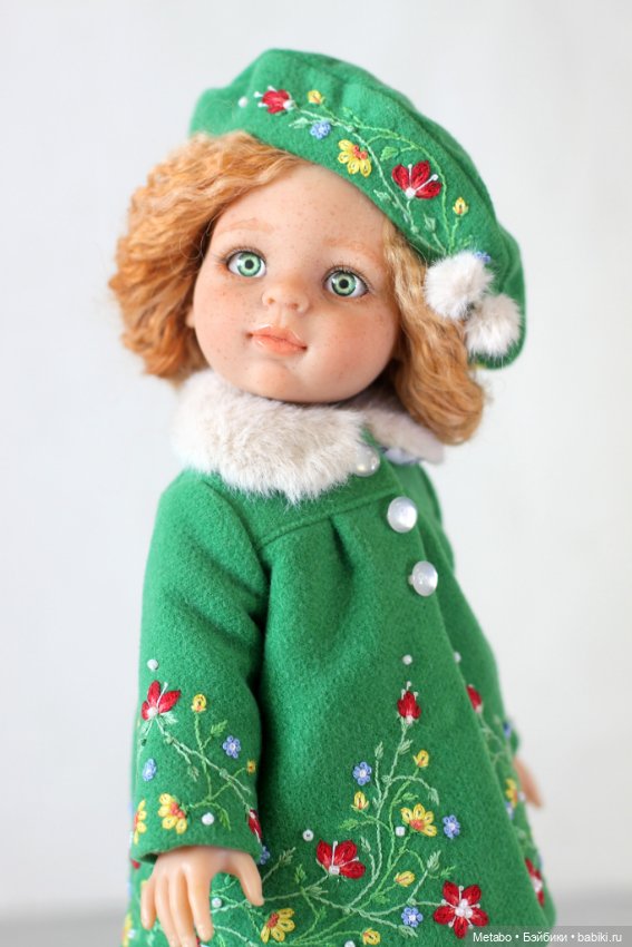 Пальто с вышивкой для кукол. Сочный зеленый и спокойный горчичный