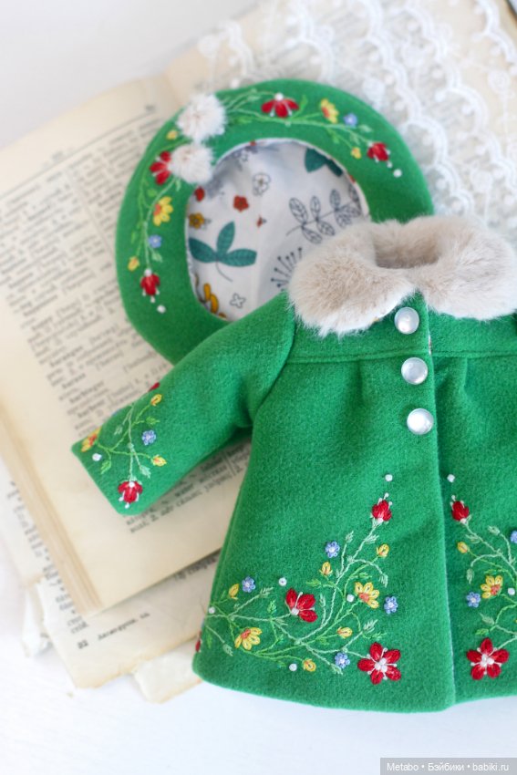 Пальто с вышивкой для кукол. Сочный зеленый и спокойный горчичный