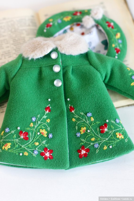 Пальто с вышивкой для кукол. Сочный зеленый и спокойный горчичный