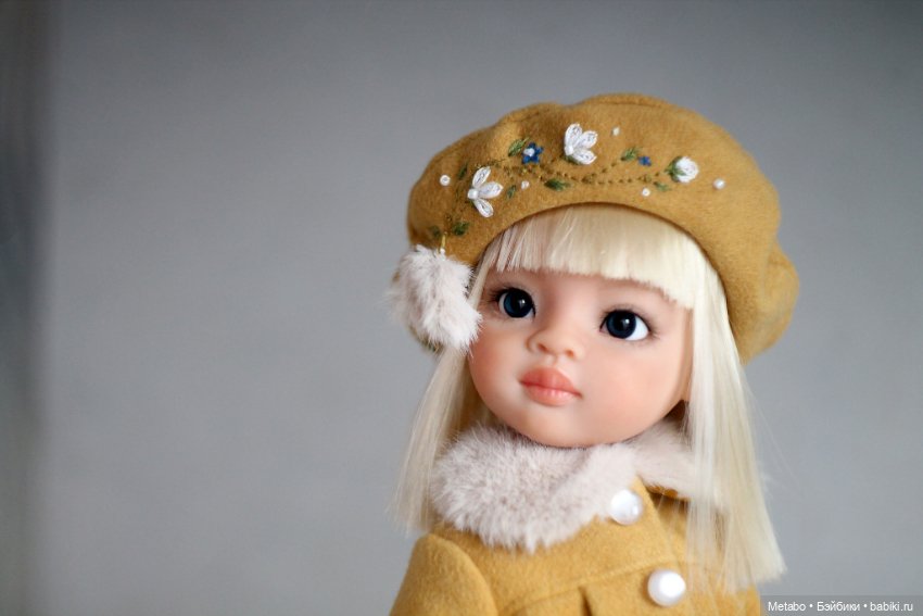 Пальто с вышивкой для кукол. Сочный зеленый и спокойный горчичный (фото 6)