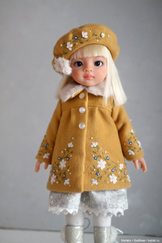 Пальто с вышивкой для кукол. Сочный зеленый и спокойный горчичный