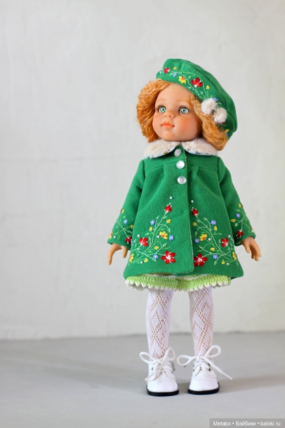 Пальто с вышивкой для кукол. Сочный зеленый и спокойный горчичный