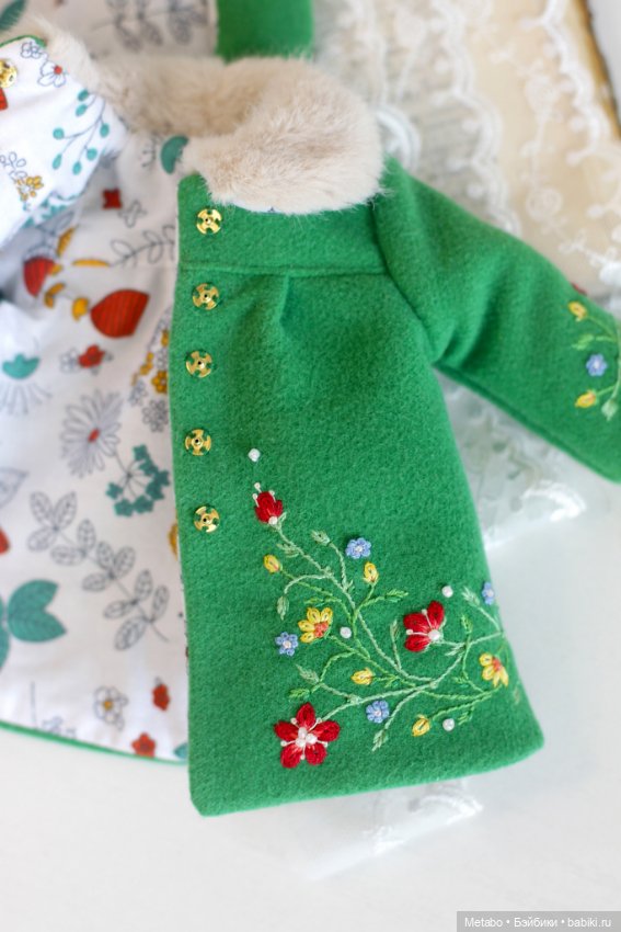 Пальто с вышивкой для кукол. Сочный зеленый и спокойный горчичный