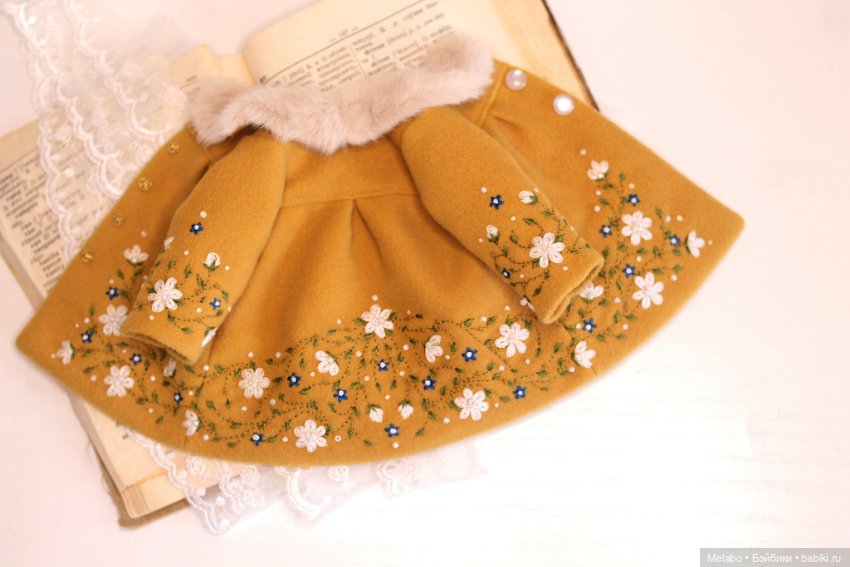 Пальто с вышивкой для кукол. Сочный зеленый и спокойный горчичный