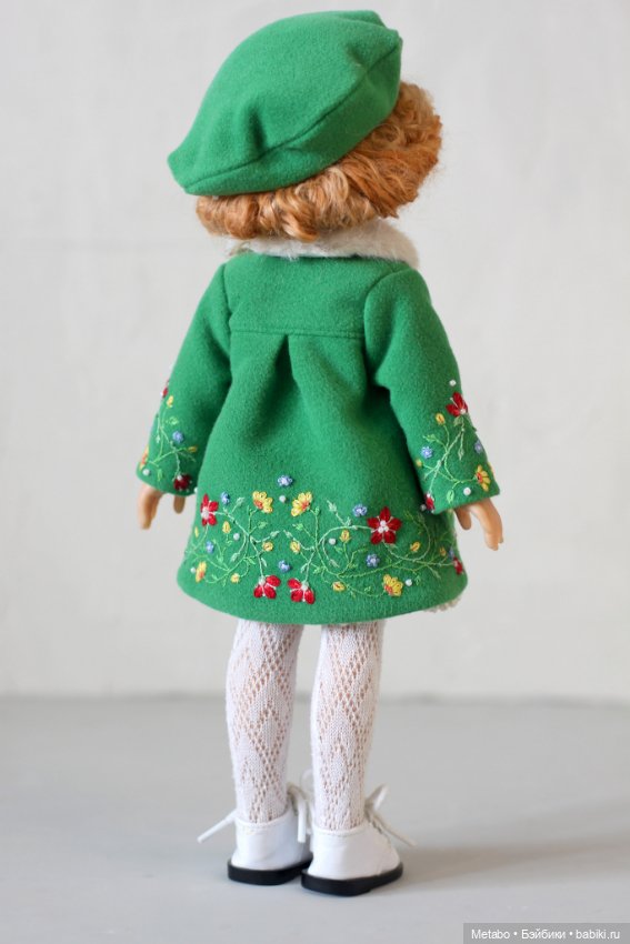 Пальто с вышивкой для кукол. Сочный зеленый и спокойный горчичный