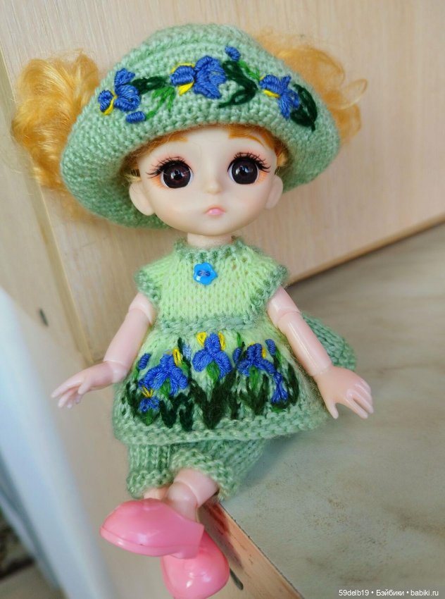 Комплектик для баболечки ростом 15 см с вышивкой "Голубые ирисы" (фото 2)