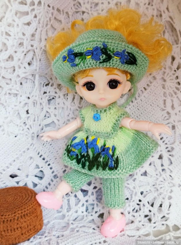 Комплектик для баболечки ростом 15 см с вышивкой "Голубые ирисы" (фото 6)