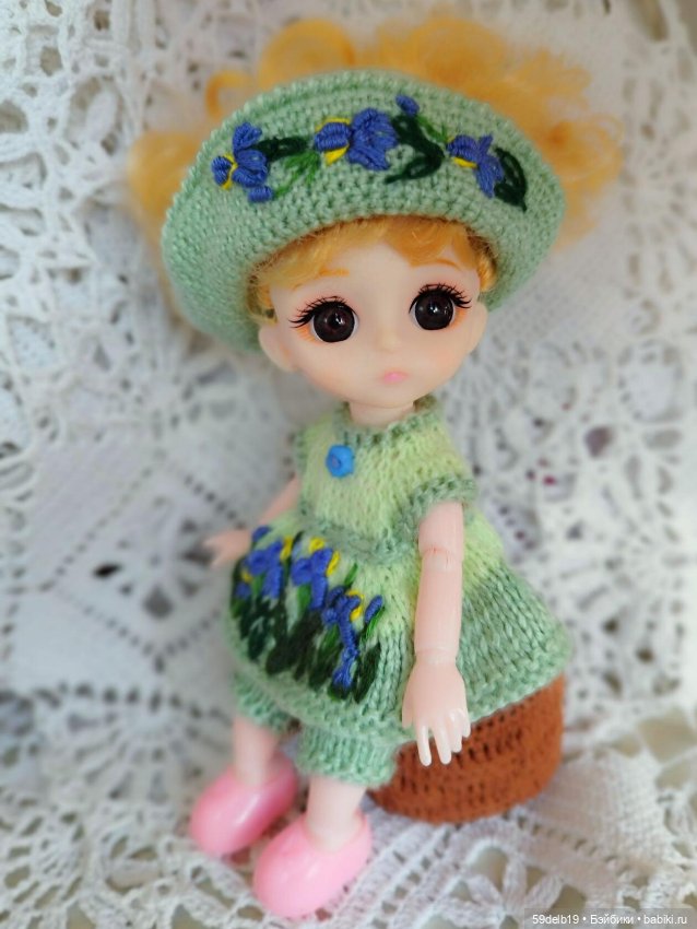 Комплектик для баболечки ростом 15 см с вышивкой "Голубые ирисы" (фото 5)