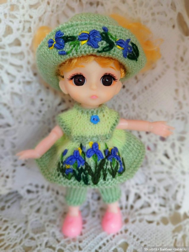 Комплектик для баболечки ростом 15 см с вышивкой "Голубые ирисы" (фото 4)