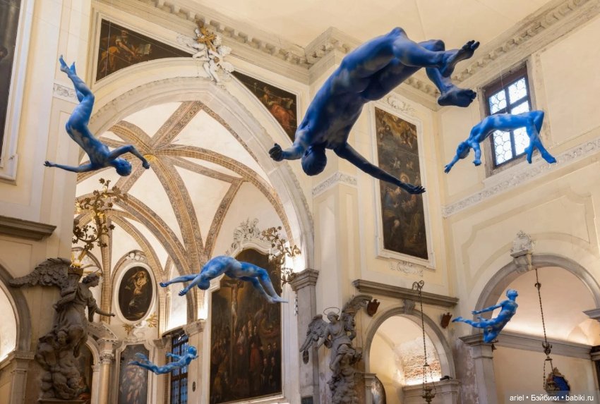 Уго Рондиноне (Ugo Rondinone), инсталляция «Humancloud», Венеция, 2022