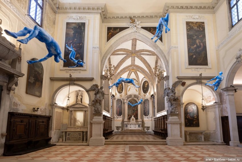 Уго Рондиноне (Ugo Rondinone), инсталляция «Humancloud», Венеция, 2022 (фото 5)