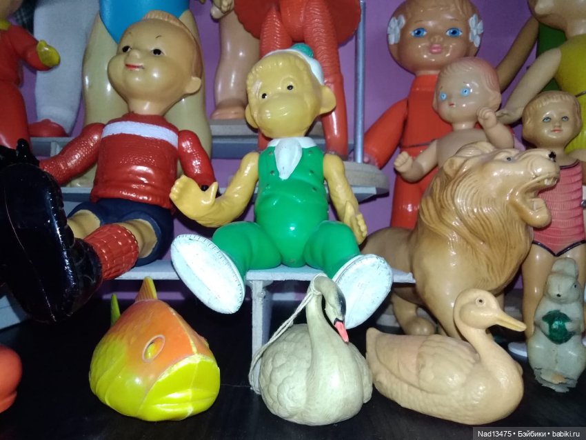 Повесила очередную полку, посмотрим, что уместилось на ней