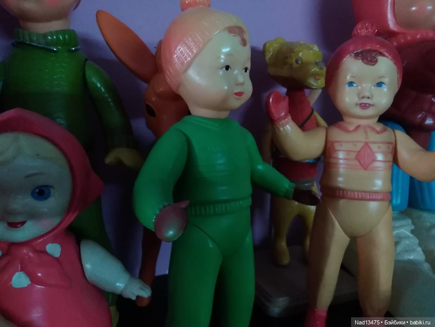 Повесила очередную полку, посмотрим, что уместилось на ней