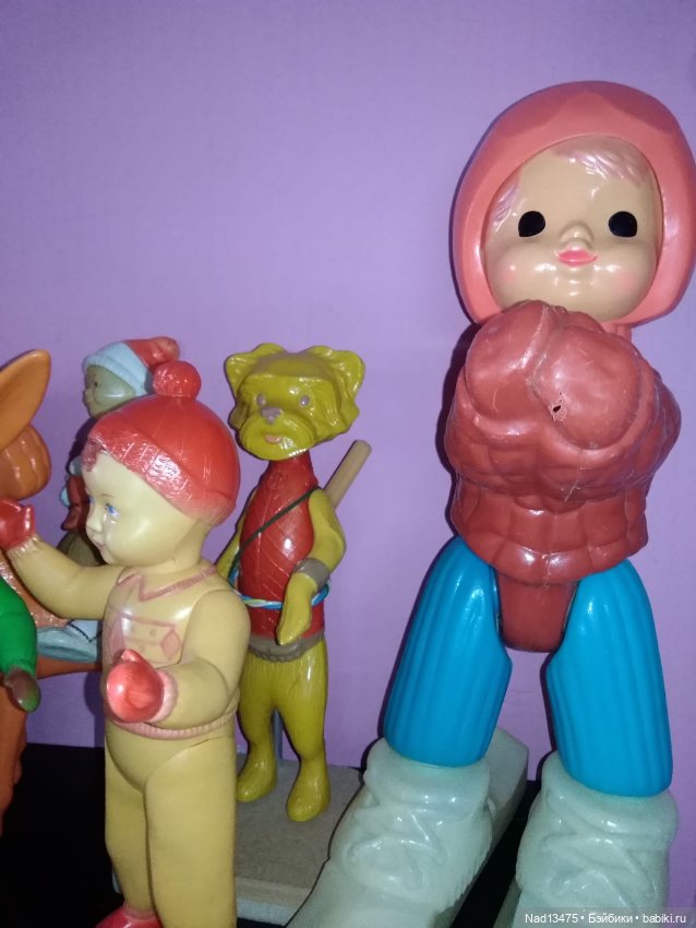 Повесила очередную полку, посмотрим, что уместилось на ней