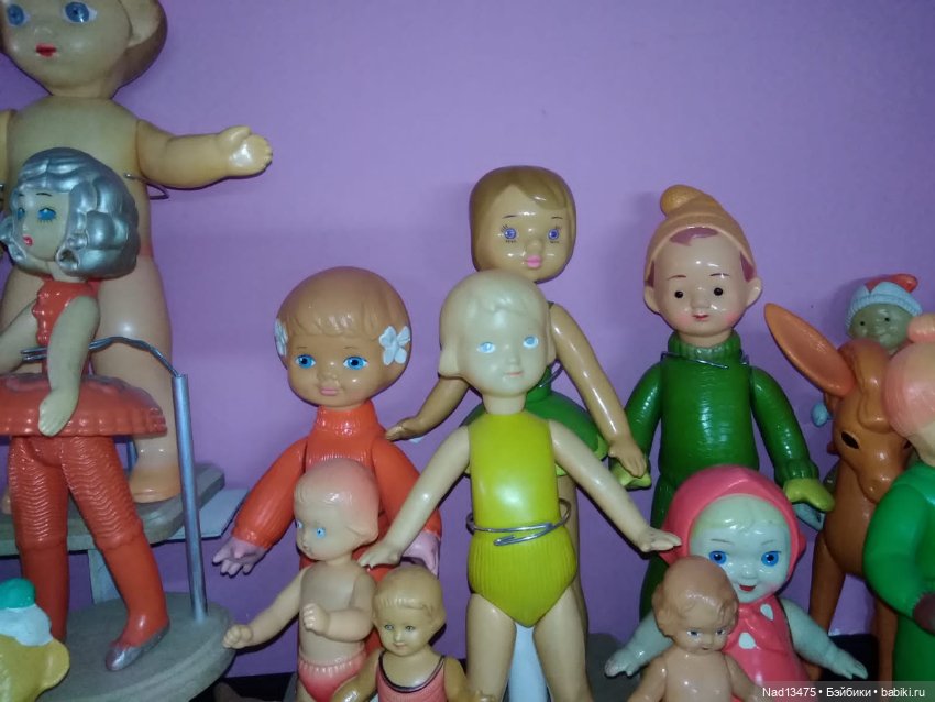 Повесила очередную полку, посмотрим, что уместилось на ней