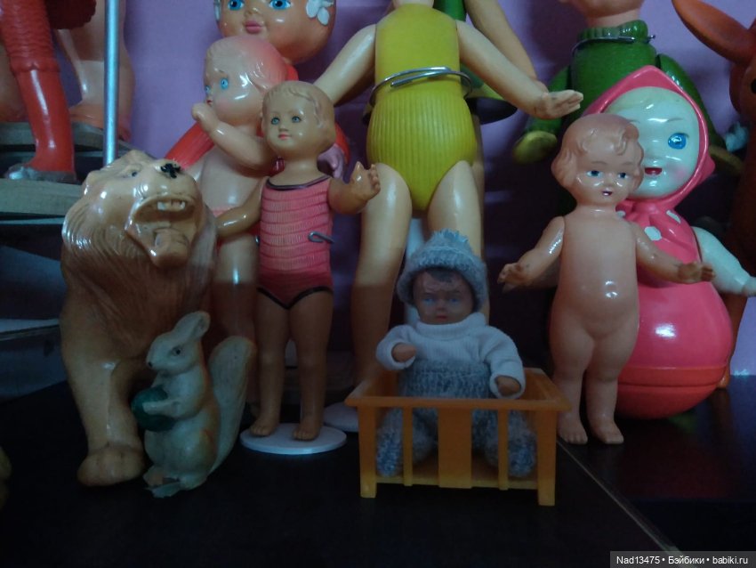 Повесила очередную полку, посмотрим, что уместилось на ней