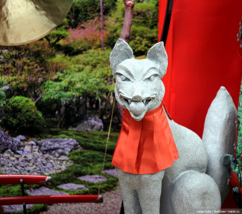 Уголок Фусими Инари на выставке "Япония. Куклы, сказки и легенды"