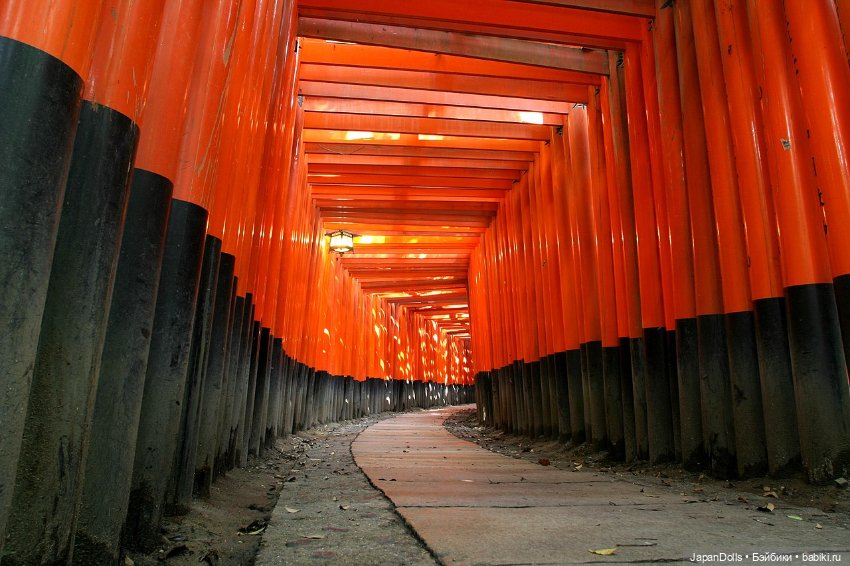Уголок Фусими Инари на выставке "Япония. Куклы, сказки и легенды"