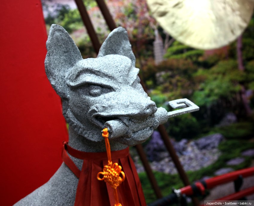 Уголок Фусими Инари на выставке "Япония. Куклы, сказки и легенды" (фото 8)