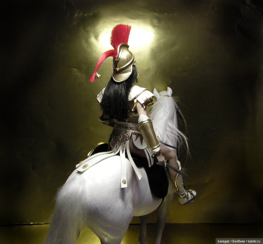 Куклы в доспехах верхом на конях