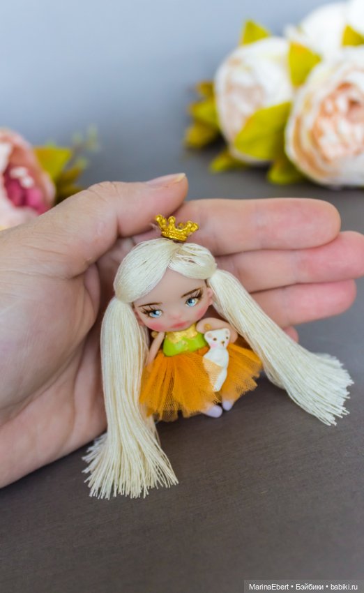Миниатюрная куколка Эльза