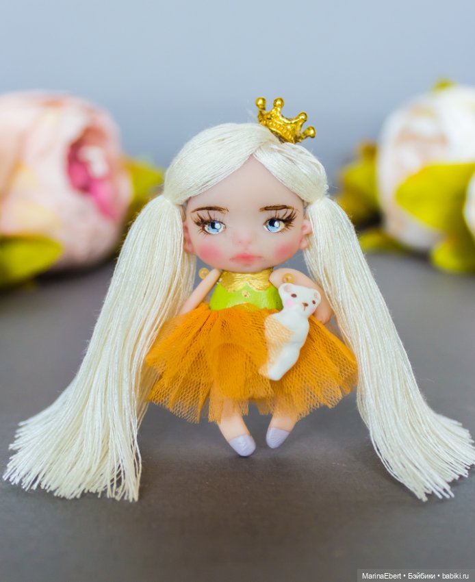 Миниатюрная куколка Эльза