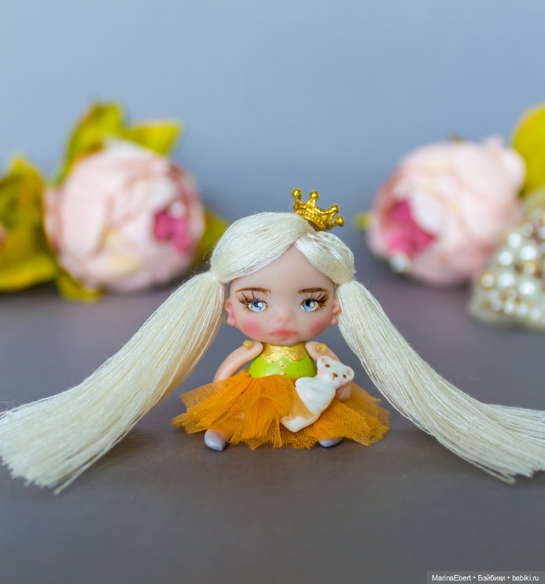 Миниатюрная куколка Эльза