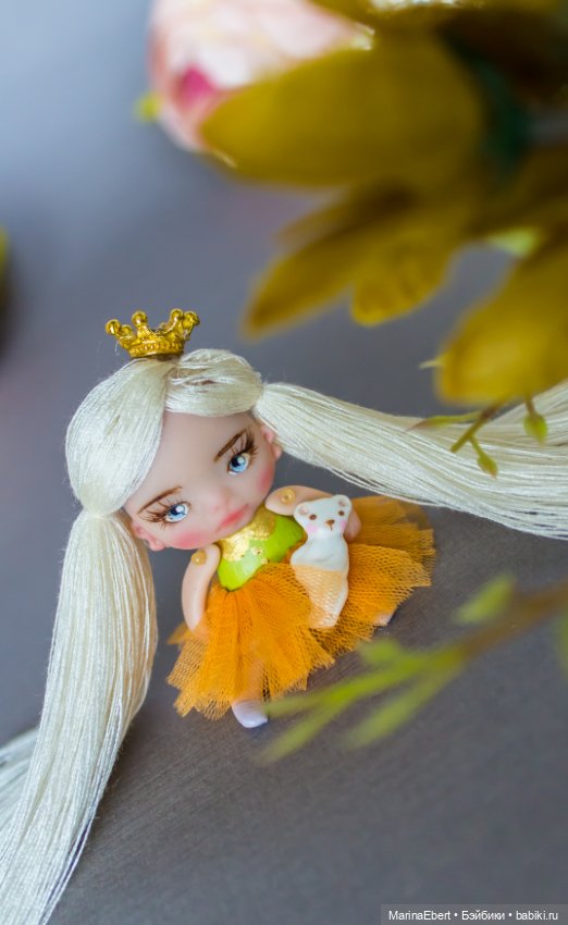 Миниатюрная куколка Эльза