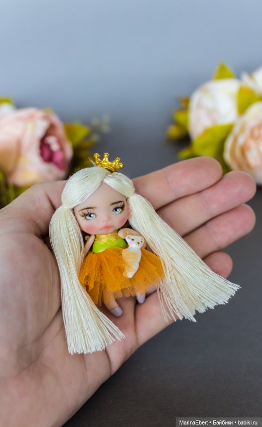 Миниатюрная куколка Эльза