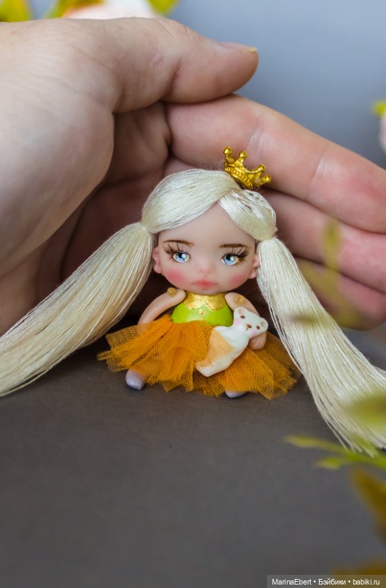 Миниатюрная куколка Эльза