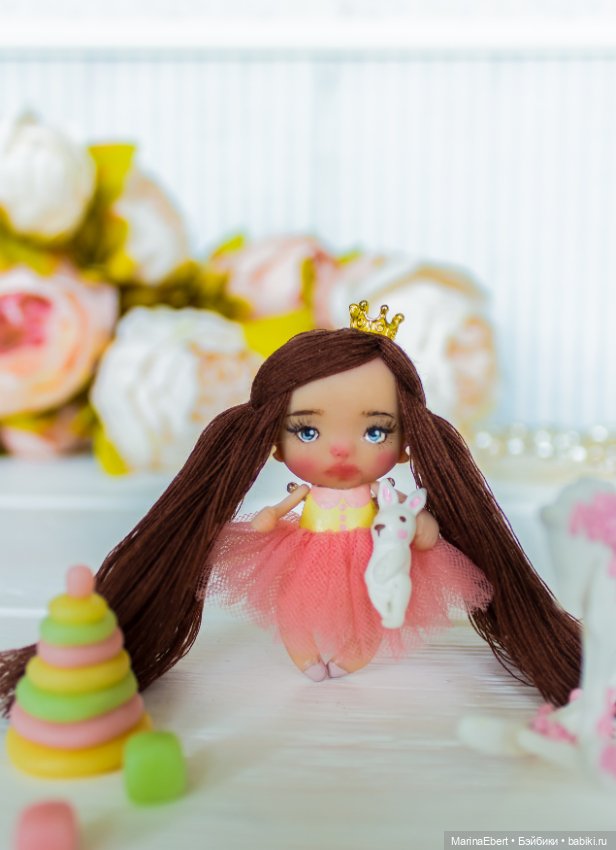 Маленькая куколка Оливия — Авторские игрушки из разных материалов: синельная проволока
