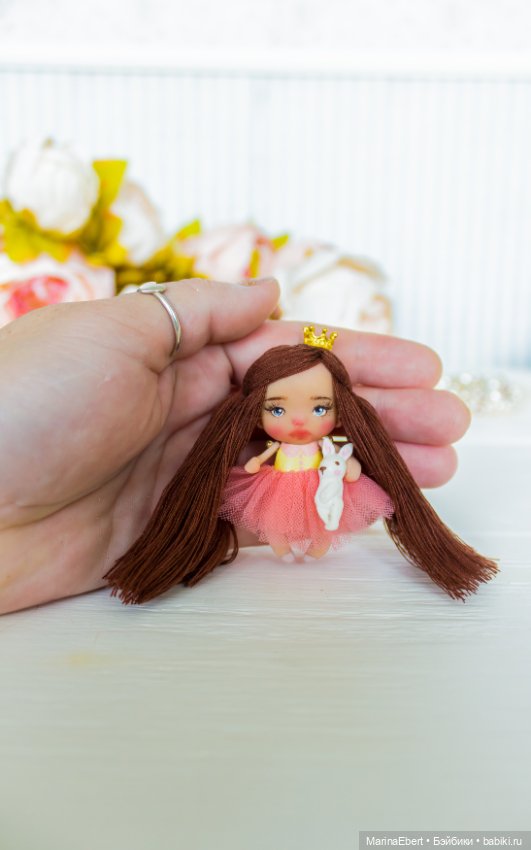 Маленькая куколка Оливия — Авторские игрушки из разных материалов: синельная проволока (фото 2)