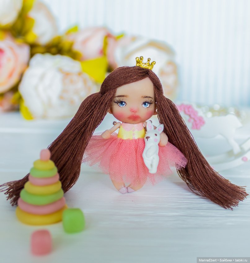 Маленькая куколка Оливия — Авторские игрушки из разных материалов: синельная проволока (фото 7)