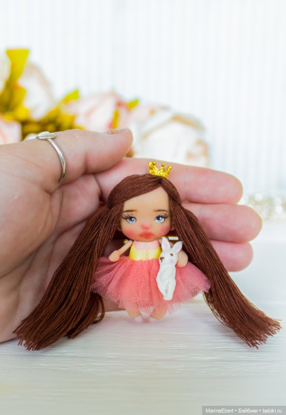 Маленькая куколка Оливия — Авторские игрушки из разных материалов: синельная проволока (фото 3)