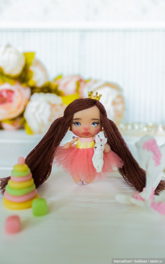 Маленькая куколка Оливия — Авторские игрушки из разных материалов: синельная проволока