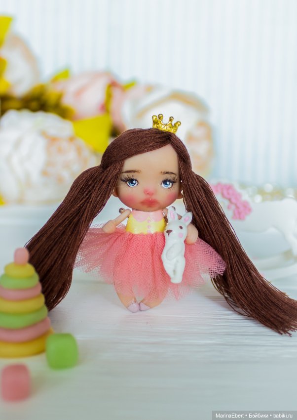 Маленькая куколка Оливия — Авторские игрушки из разных материалов: синельная проволока (фото 5)