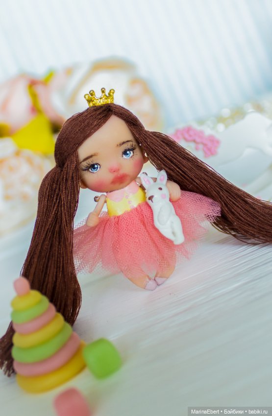 Маленькая куколка Оливия — Авторские игрушки из разных материалов: синельная проволока (фото 6)